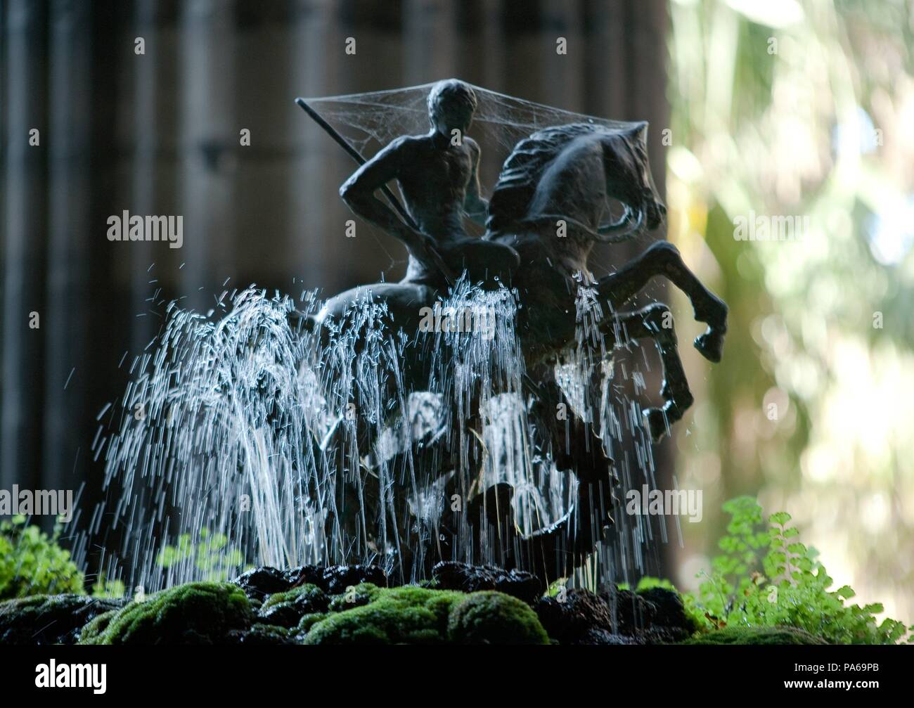 Brunnen des Heiligen Georg und dem Drachen, 15. Jahrhundert, Kreuzgang der Kathedrale von Barcelona, Barcelona, Katalonien, Spanien. Stockfoto