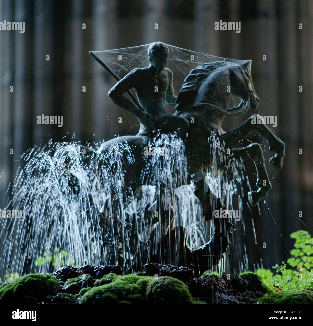 Brunnen des Heiligen Georg und dem Drachen, 15. Jahrhundert, Kreuzgang der Kathedrale von Barcelona, Barcelona, Katalonien, Spanien. Stockfoto