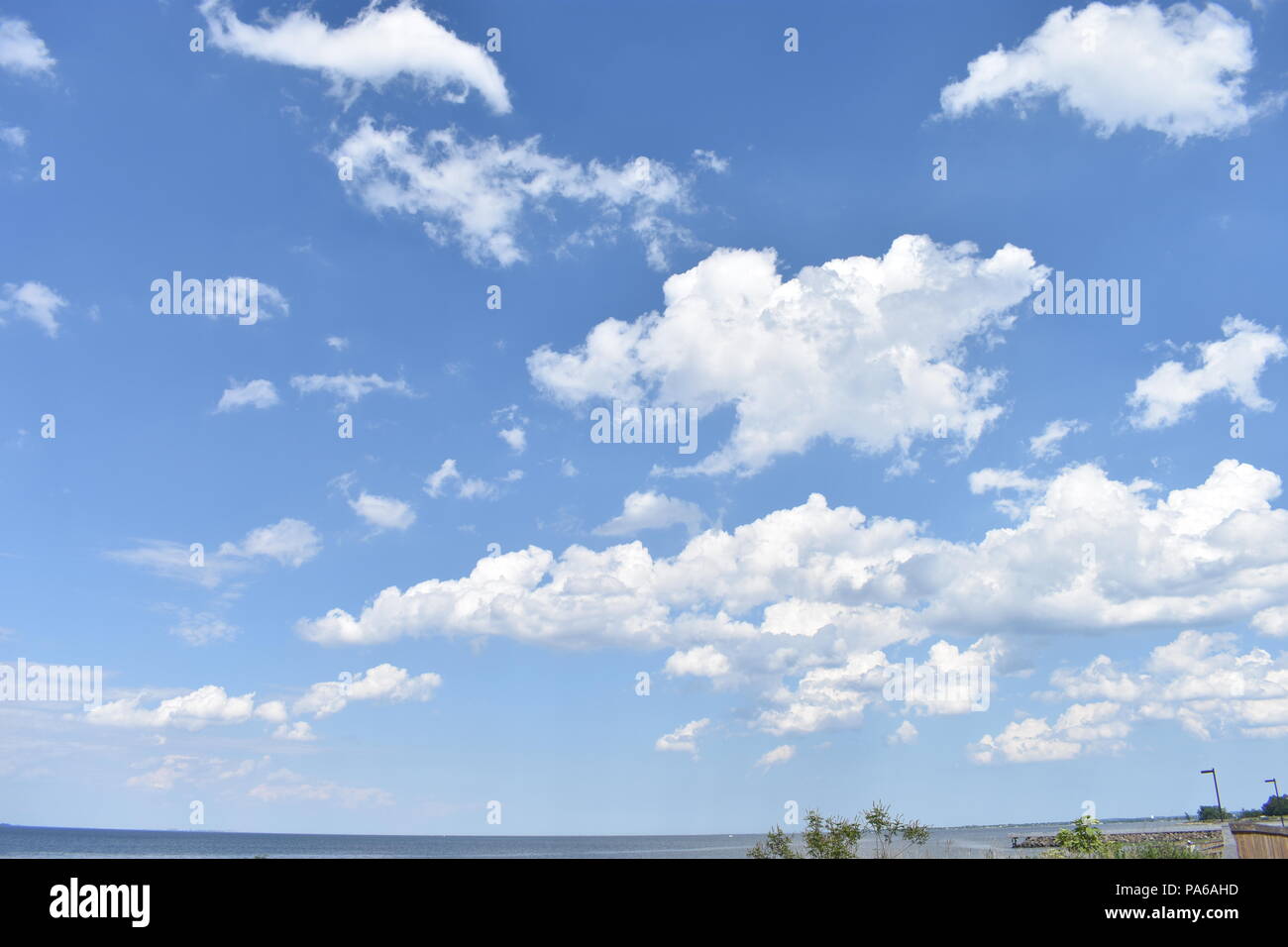 Schönen Meereslandschaft mit blauen Himmel und flauschige cumulus Wolken Stockfoto