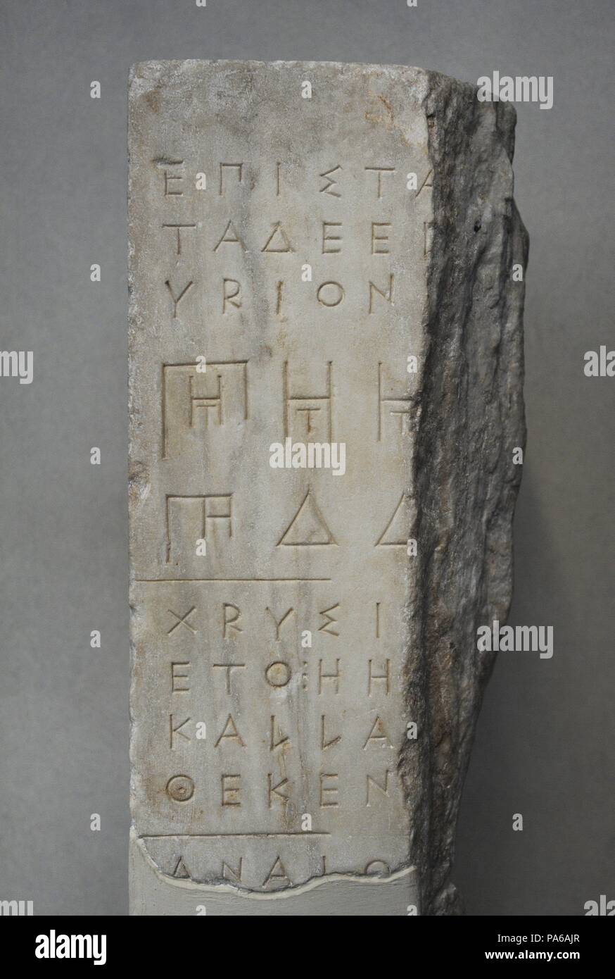 Die Aufsichtsbehörden für den Bau Der chryslephantine Statue der Göttin Athena im Parthenon durch den Bildhauer Pheidias, 438 v. Chr.. Detail. Akropolis Museum. Athen, Griechenland. Stockfoto