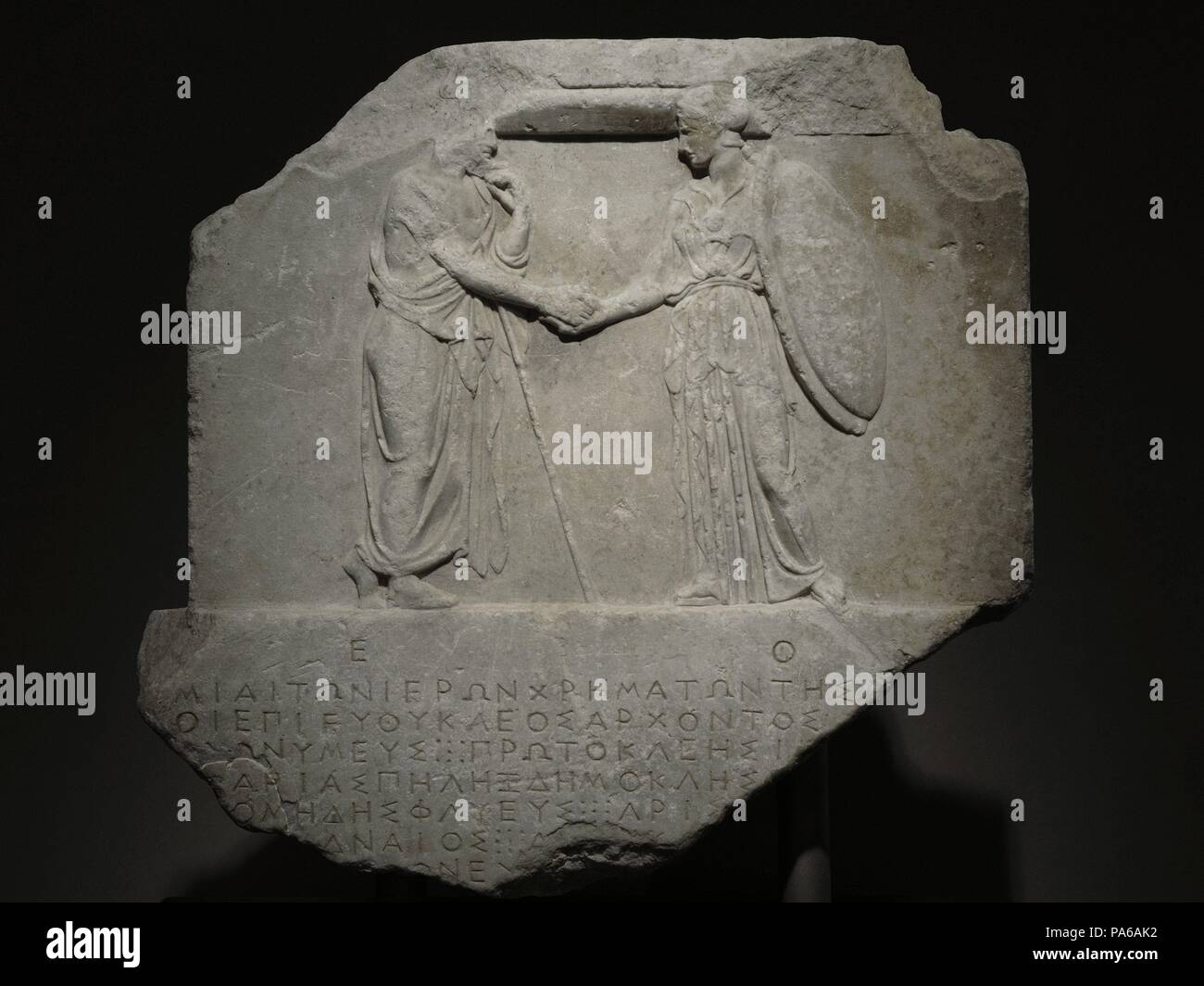 Der Schatzmeister von der Göttin Athene und den anderen Göttern. 397-396 v. Chr. und 376-375 v. Chr.. Relief, Erechtheus und der Göttin Athena verschluss Hände. Akropolis Museum. Athen. Griechenland. Stockfoto