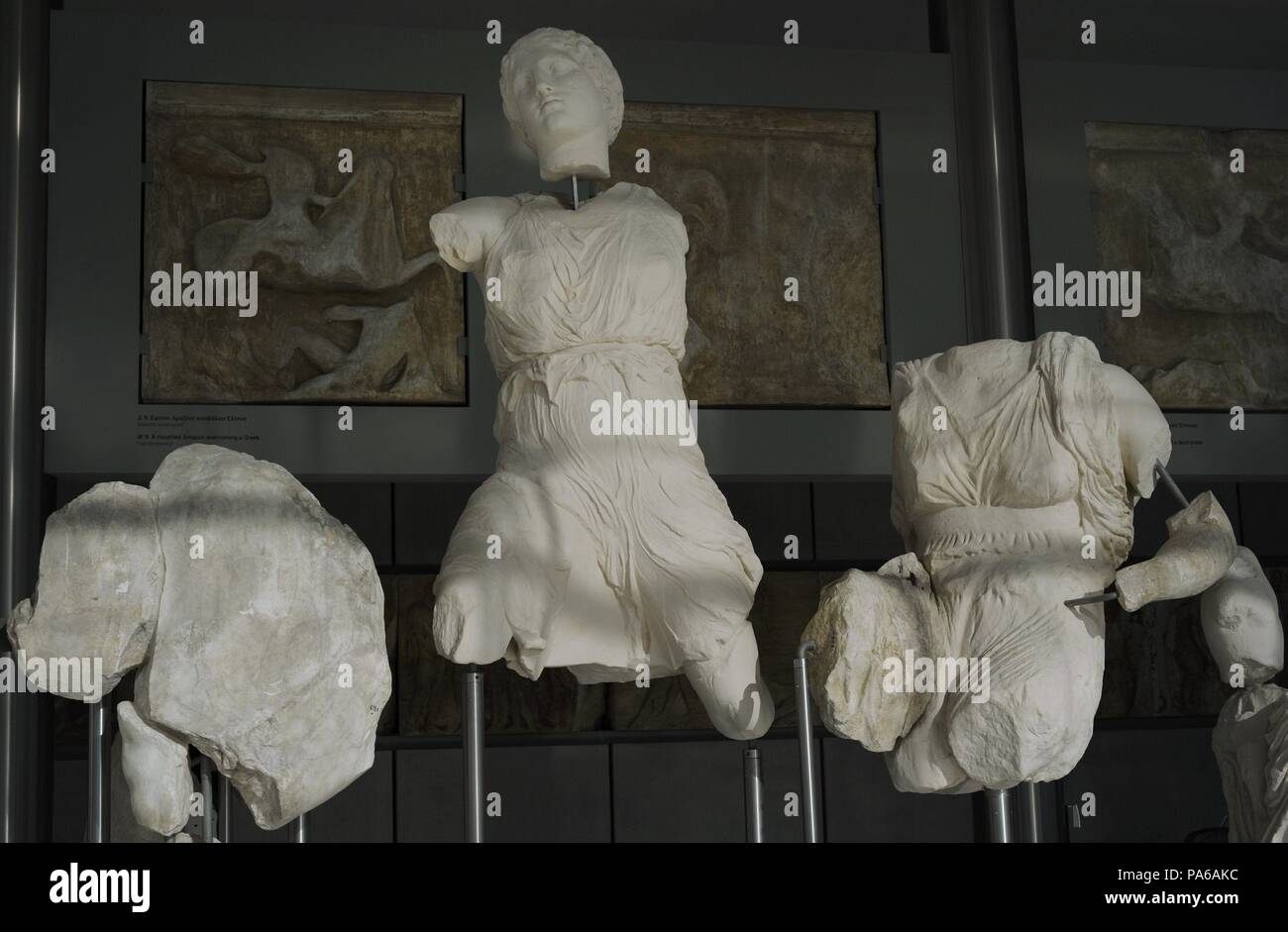 Westgiebel des Parthenon, Akropolis von Athen. Streit zwischen Athena und Poseidon für Athen und Attika. 5. Jahrhundert v. Chr.. Phidias zugeschrieben. Die zentrale Figur stellt Iris. Akropolis Museum. Athen. Griechenland. Stockfoto