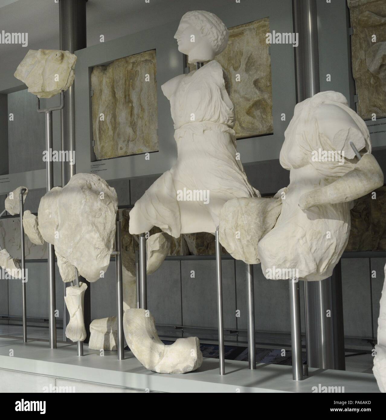 Westgiebel des Parthenon, Akropolis von Athen. Streit zwischen Athena und Poseidon für Athen und Attika. 5. Jahrhundert v. Chr.. Der Bildhauer Phidias zugeschrieben. Akropolis Museum. Athen. Griechenland. Stockfoto