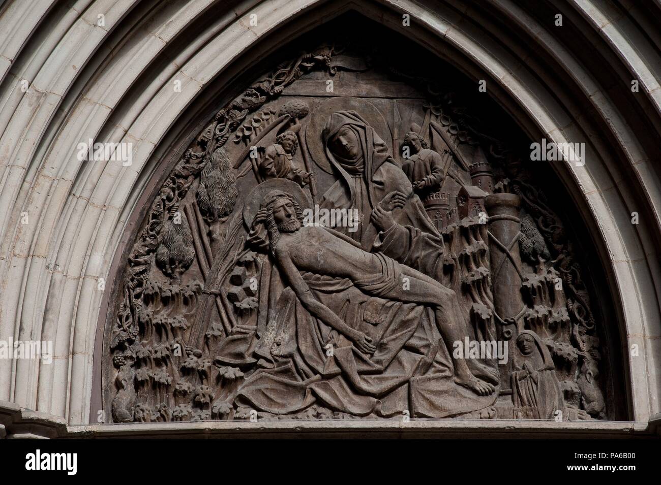 Entlastung der Pieta, 15. Jahrhundert, auf dem Tympanon des Puerta de La Piedad der Kathedrale von Barcelona. Stockfoto