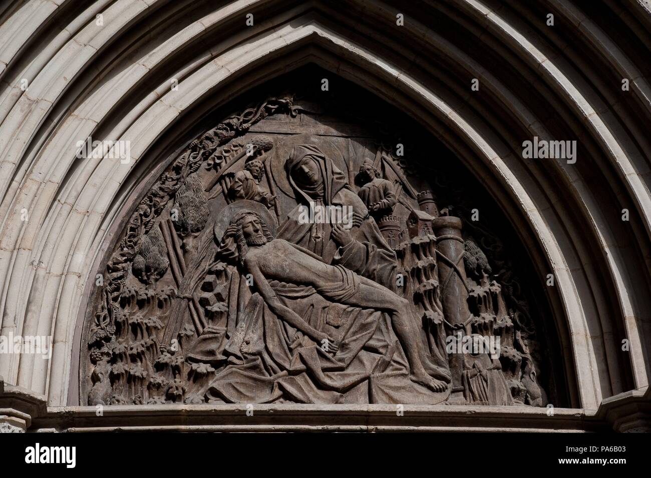 Entlastung der Pieta, 15. Jahrhundert, auf dem Tympanon des Puerta de La Piedad der Kathedrale von Barcelona. Stockfoto