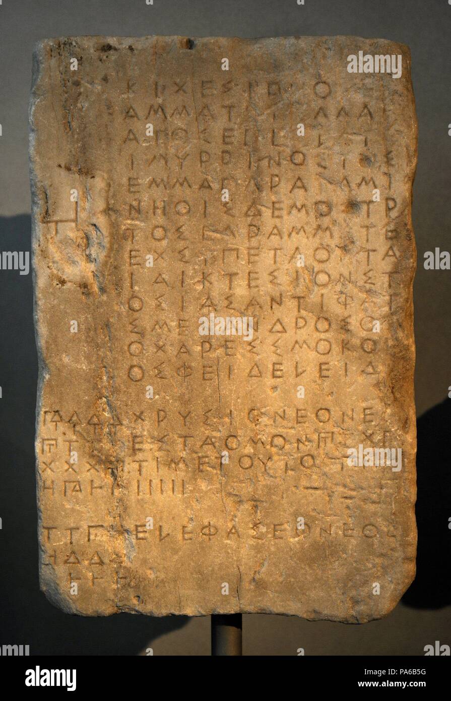 Die Aufsichtsbehörden für den Bau Der chryslephantine Statue der Athene Parthenos im Parthenon durch den Bildhauer Pheidias. 440-439 BC. Akropolis Museum. Athen. Griechenland. Stockfoto
