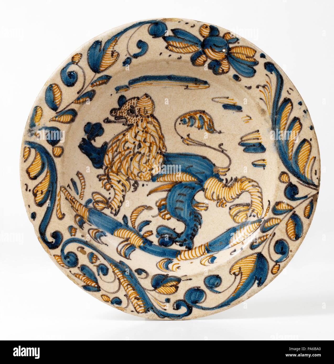 Platte, späten sechzehnten Jahrhundert - 17. Jahrhundert, Keramik  (Dreifarbige Serie, Geschirr in Blau, Orange und Schwarz gehalten und mit  einem Löwen von pflanzlichen Motiven umgeben), Talavera de la Reina oder  Puente la