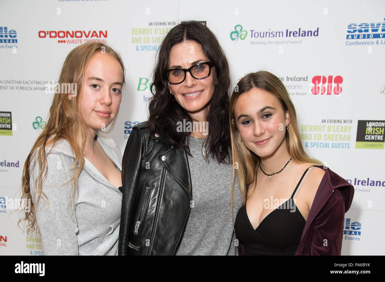 Gäste intime Gala zugunsten der London Irish Centre, die Pflege, Kultur und Gemeinschaft zu den Iren in London mit: Courteney Cox, Coco Arquette Wo: London, Großbritannien Wann: 19 Jun 2018 Credit: Phil Lewis/WENN.com Stockfoto