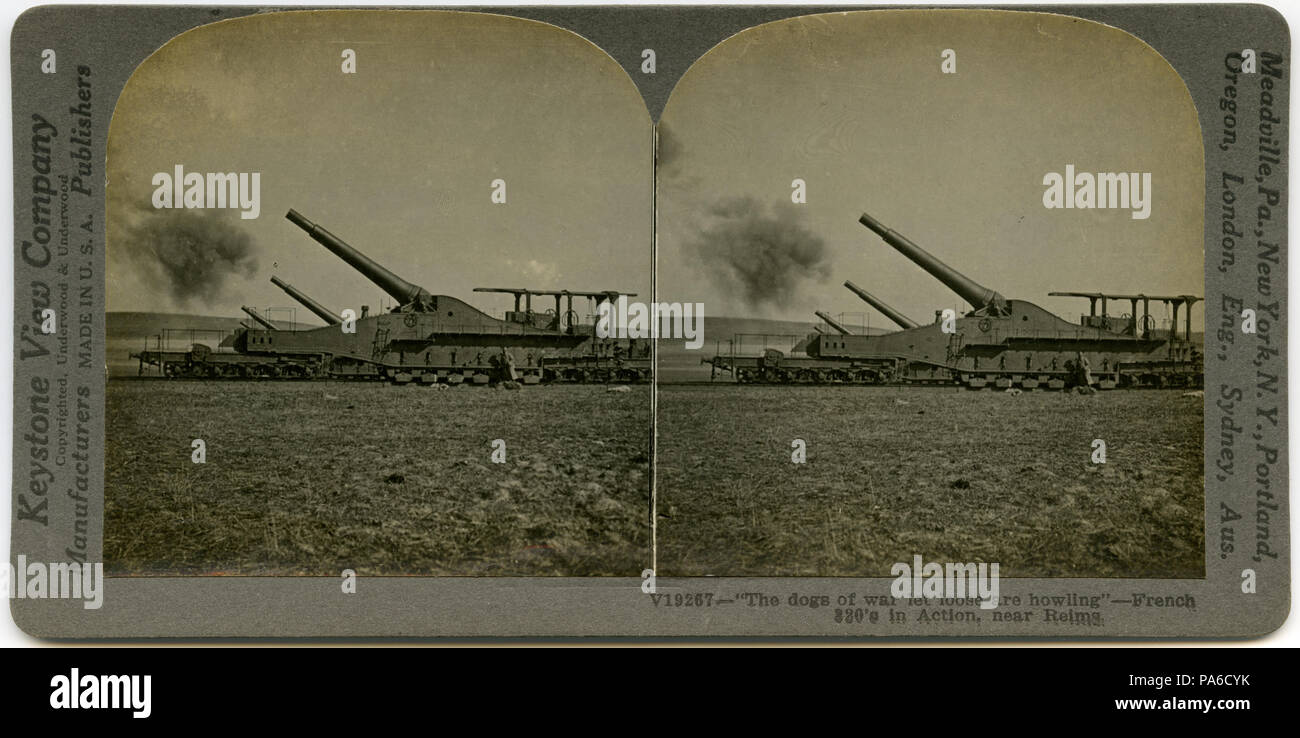 . Englisch: Horizontal, Sepia stereocard zeigt vier Eisenbahn Geschütze in einem Feld feuern auf ein Ziel. Keystone Stereograph Anzahl V 19267. Der Titel lautet: "Die Hunde des Krieges lassen Sie lose sind, heulen" - Französisch320 in Aktion, in der Nähe von Reims." Titel: "Französische320 Reims verteidigen." zwischen ca. 1914 und ca. 1918 3 "Französisch 320 in Reims zu verteidigen." Stockfoto