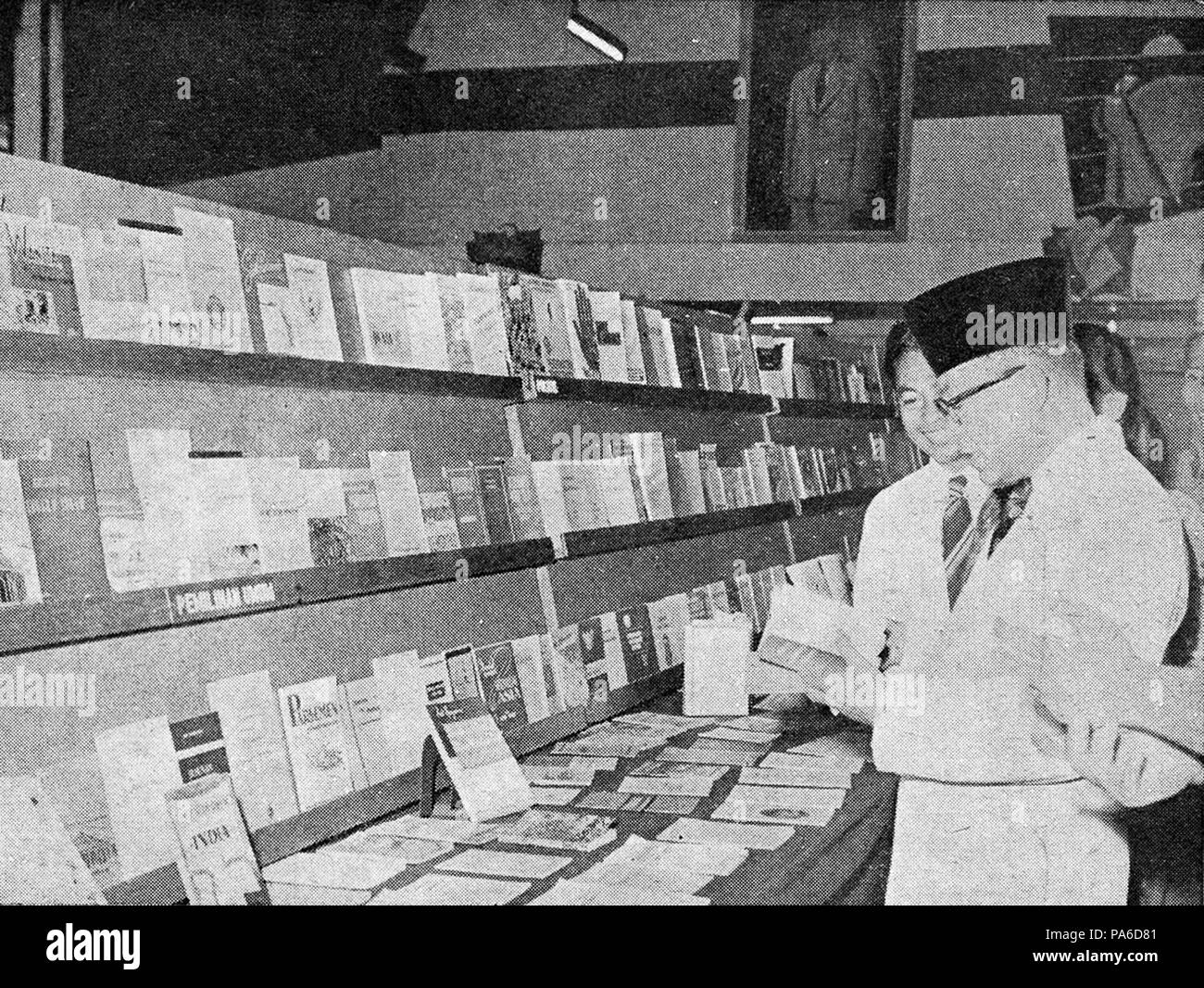 176 Mohammad Hatta und Bücher über die Wahl, Tambahan dan Pembetulan Ratshausen Buku Indonesien 1954, p45 Stockfoto