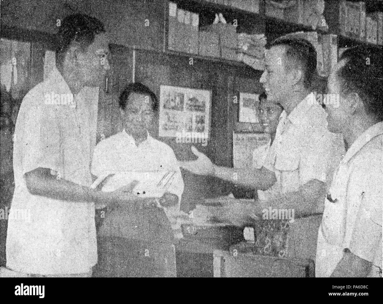 19 Andi Hakim Nasution erhält Auszeichnung, dan Tambahan Pembetulan Ratshausen Buku Indonesien 1954, p56 Stockfoto