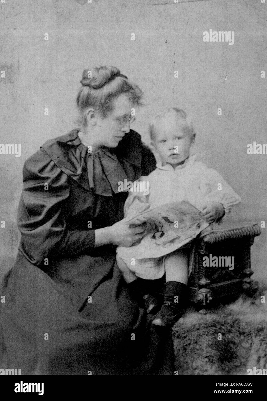 . Englisch: Constance Garnett und ihr Sohn David, wie Bunny bekannt, Mitte der 1890er Jahre. Mitte 1890 345 Bodensee Granat mit ihrem Sohn, Mitte der 1890er Jahre Stockfoto