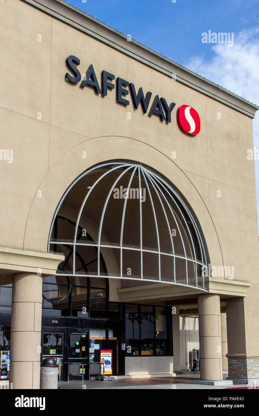 SALINAS, CA/USA, 8. April 2104: Safeway Supermarkt an der Außenseite. Stockfoto