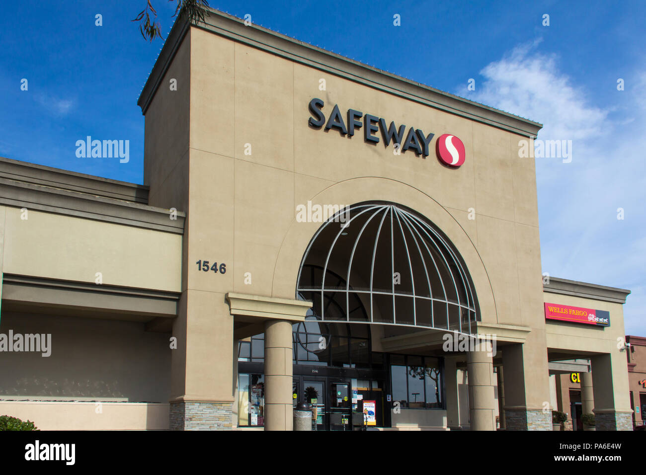 SALINAS, CA/USA, 8. April 2104: Safeway Supermarkt an der Außenseite. Stockfoto