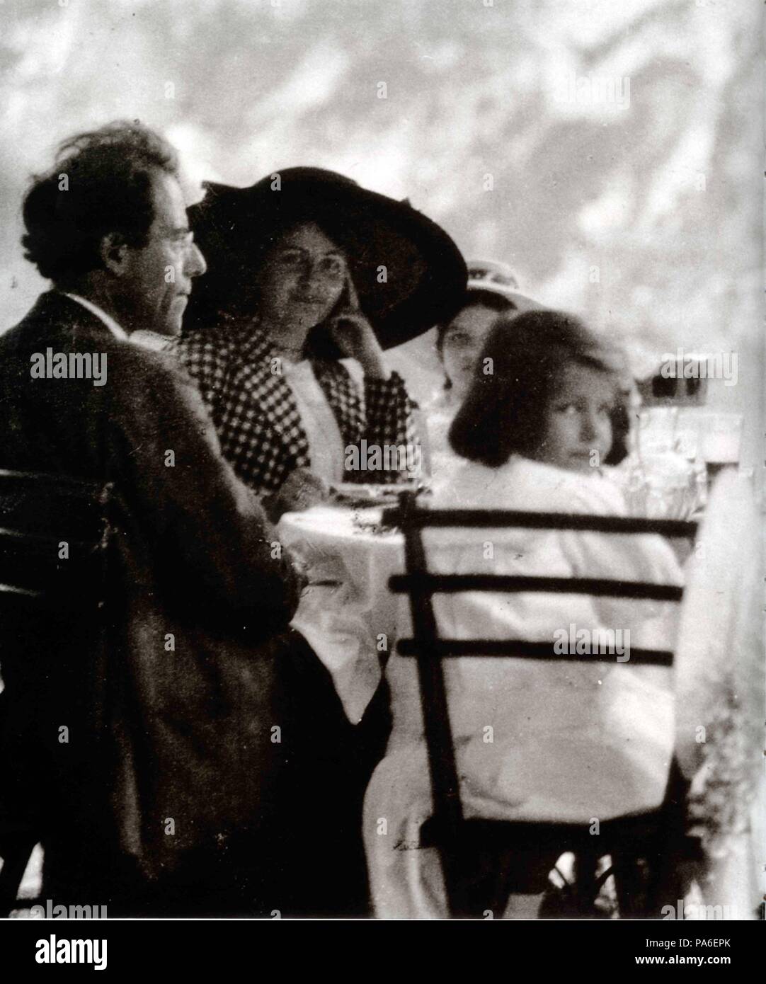 Gustav Mahler mit Alma und den Töchtern Maria und Anna. Museum: private Sammlung. Stockfoto