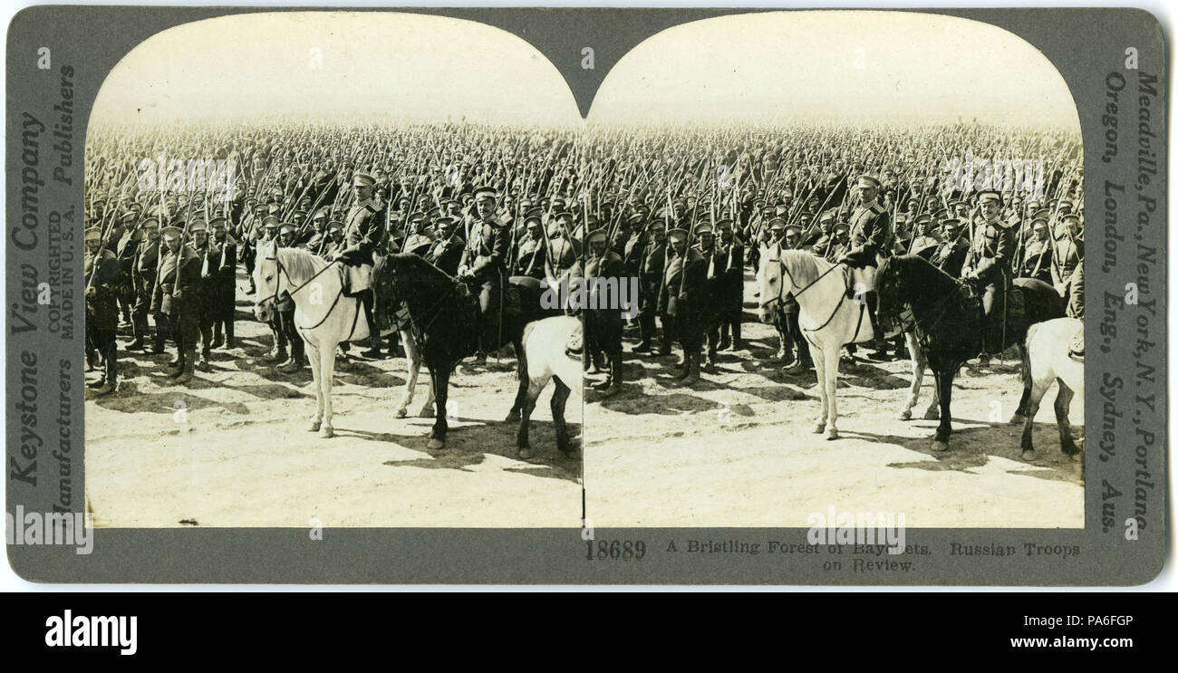 . Englisch: Horizontal, Sepia, stereocard Übersicht Gruppe von uniformierten Männern mit Bajonetten. Einige Offiziere sind auf dem Pferd im Vordergrund. Keystone Stereograph Nummer 18689; der gedruckten Titel lautet: "Ein gespickt Wald von Bajonetten. Die russischen Truppen zu Überprüfen." Titel: "Ein gespickt Wald von Bajonetten. Die russischen Truppen zu Überprüfen.". zwischen ca. 1914 und ca. 1918 1 "EIN gespickt Wald von Bajonetten. Die russischen Truppen zu überprüfen." Stockfoto