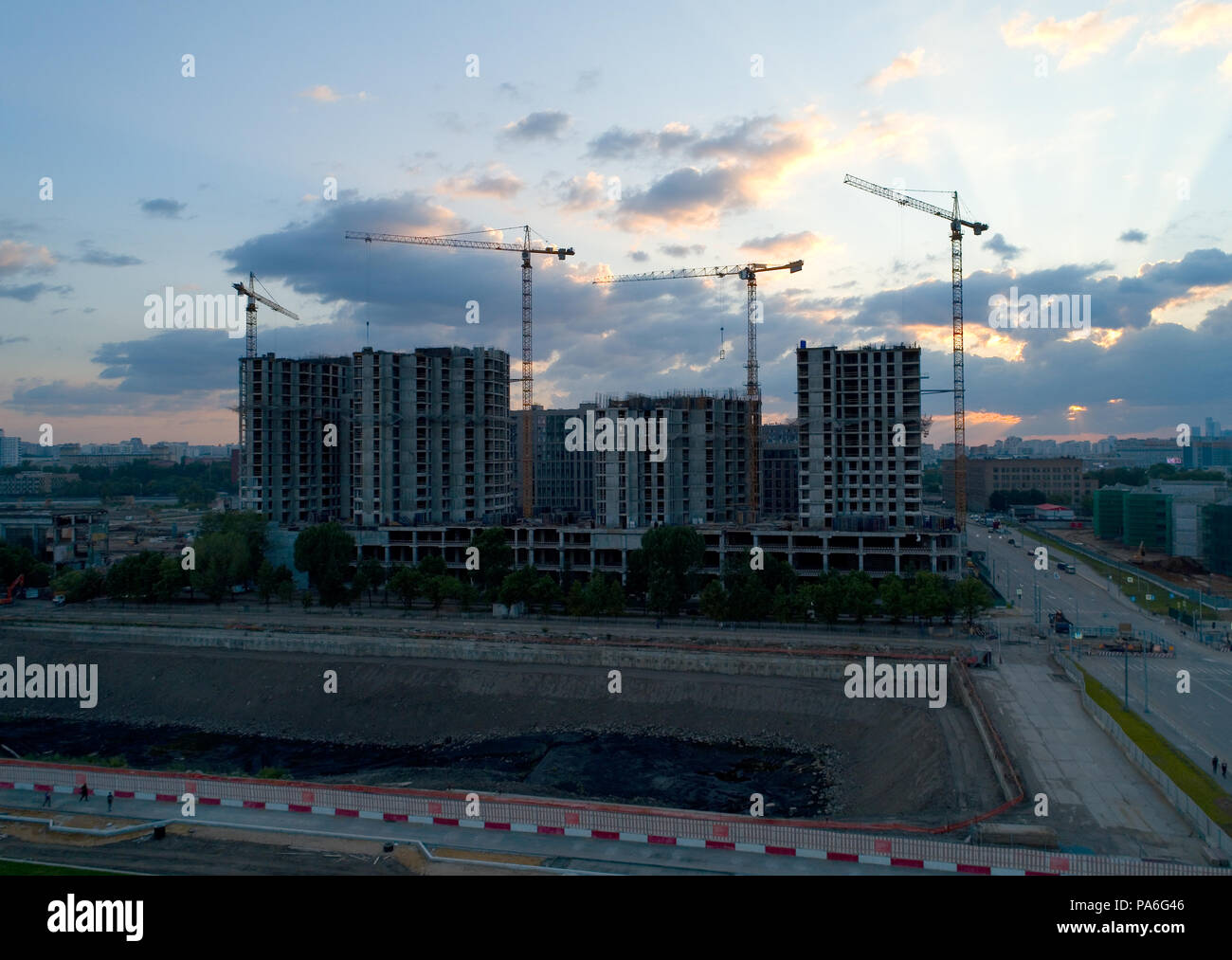 Bau einer neuen Wohnanlage in Moskau bei Sonnenuntergang. Luftaufnahmen. Stockfoto
