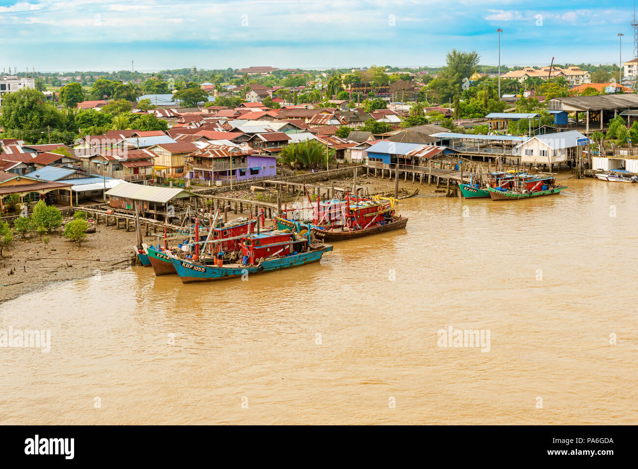 Kuala Kedah, Malaysia - Dez 7, 2017: Fischerboote am Hafen auf Kedah Fluss durch die Straße von Malakka in Malaysia als von der Brücke in Kula Kedah gesehen. Stockfoto