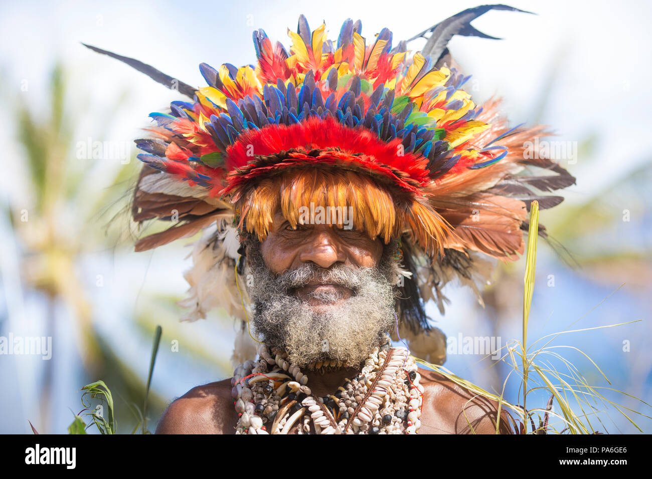 Lokale, die traditionelle Kopfbedeckung, Tufi, Papua-Neuguinea Stockfoto