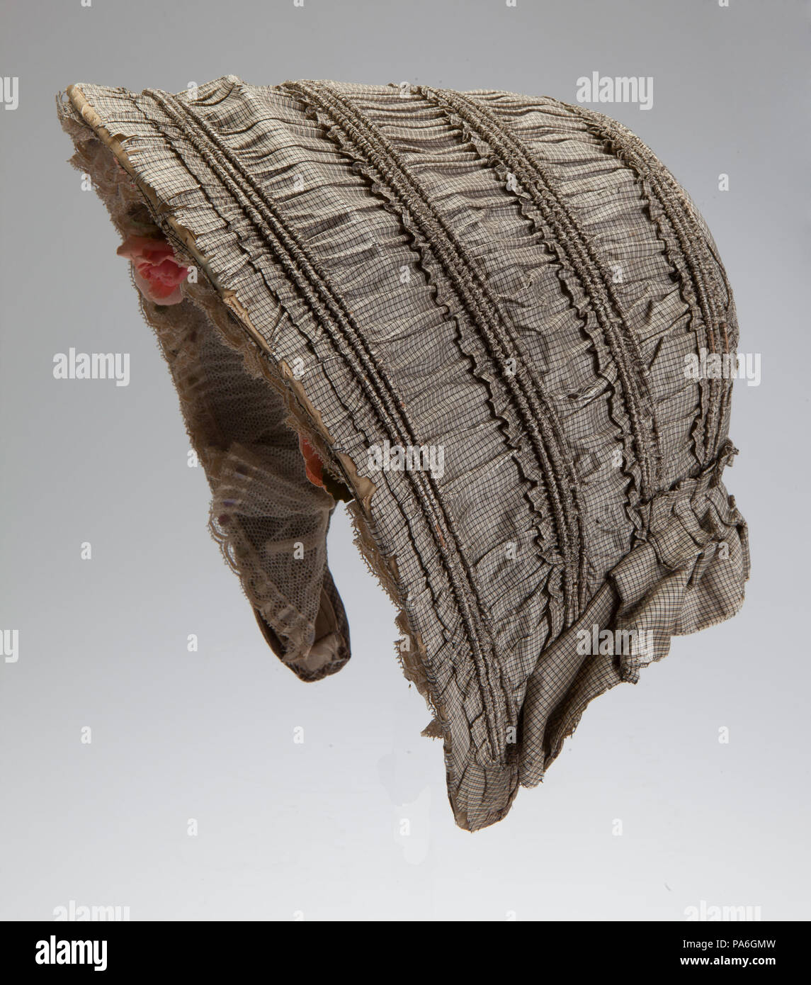 . Englisch: Frau Schwarz und Weiß Fenster plaid Seidentaft Motorhaube mit drei Rosen. Titel: Schwarz-weiß karierte Mütze. ca. 1840 208 Schwarz-weiß karierte Motorhaube Stockfoto