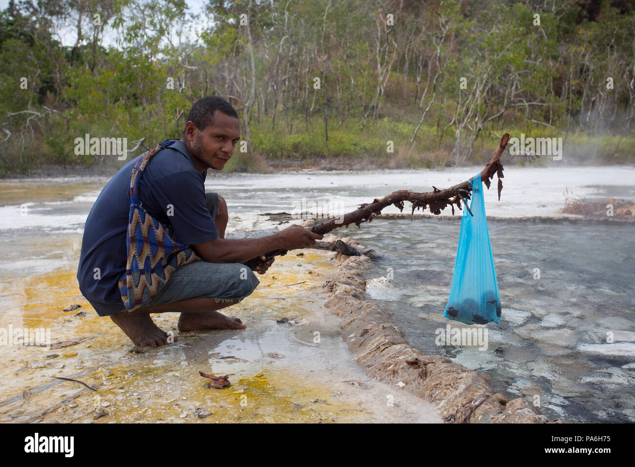 Fergusson Insel Einheimische Kochen der Nahrung auf natürliche heiße Quellen, Papua-Neuguinea Stockfoto