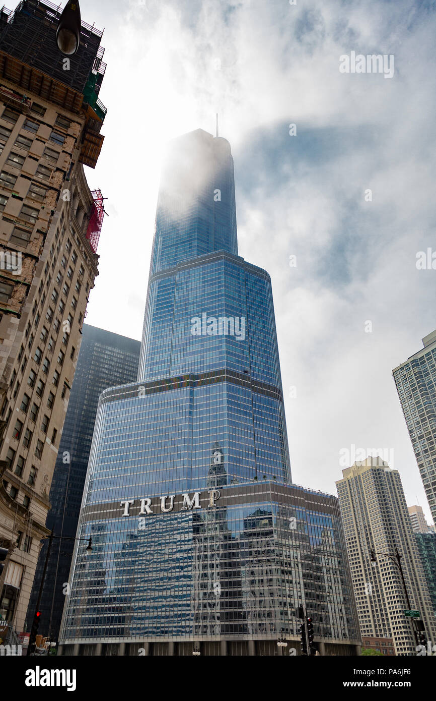 Trump Tower auf der nebligen Tag in Chicago. Stockfoto