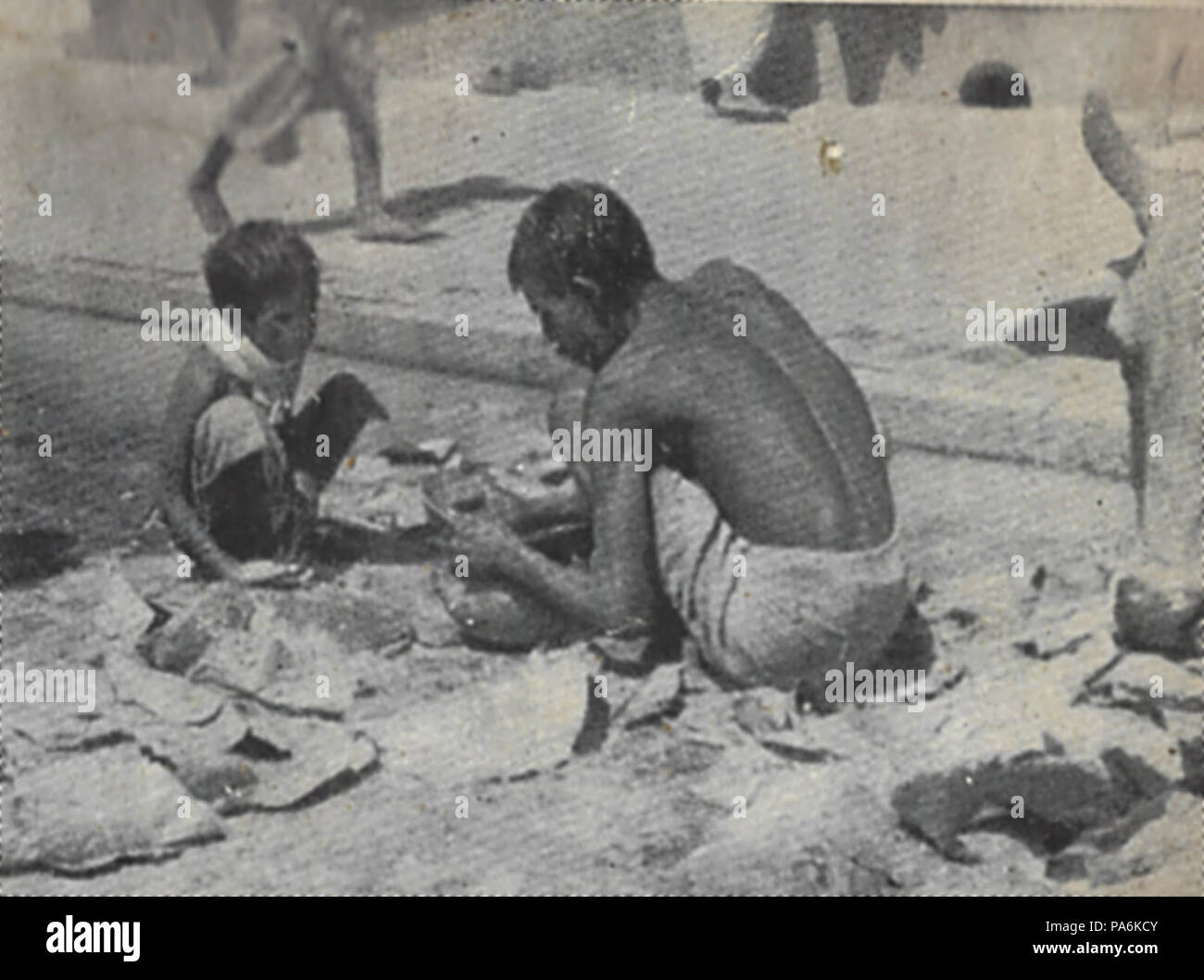 120 FatherSonCowRummagingFoodBengalFamine 1943 Stockfoto