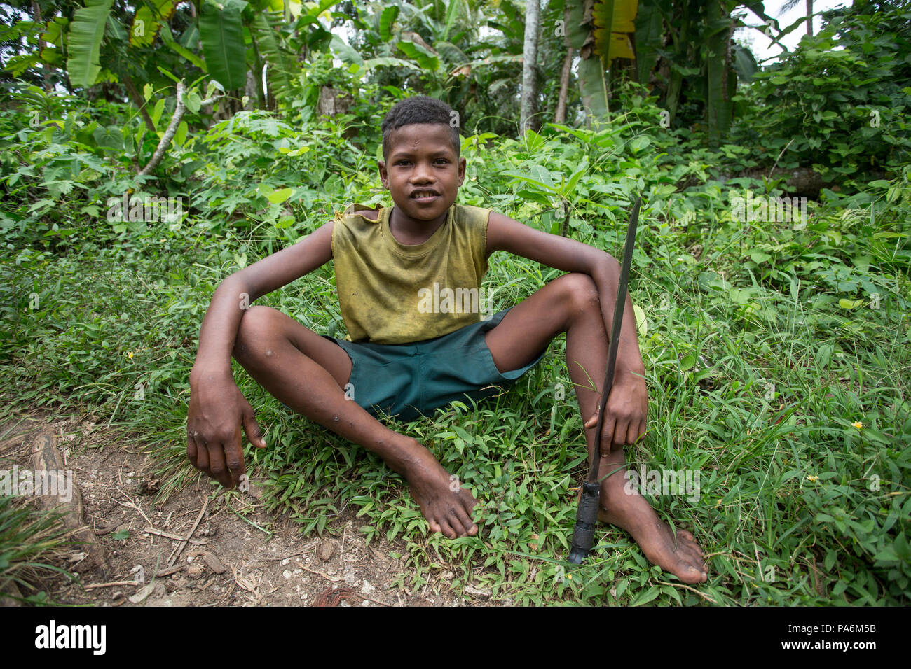 Junge mit Machete, Yanaba Island, Papua New Guinea Stockfoto