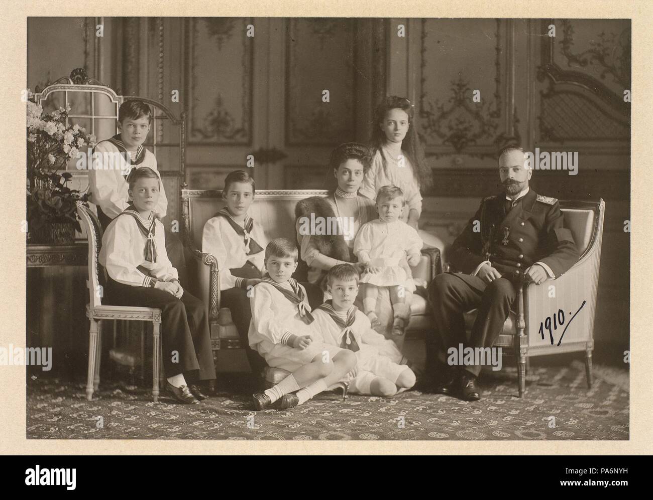 Großfürstin Xenia Alexandrowna (1875-1960) mit ihrem Mann Großfürst Alexander Michailowitsch (1866-1933) und deren Kinder. Museum: Staatliche Russische Film und Foto Archiv, Krasnogorsk. Stockfoto