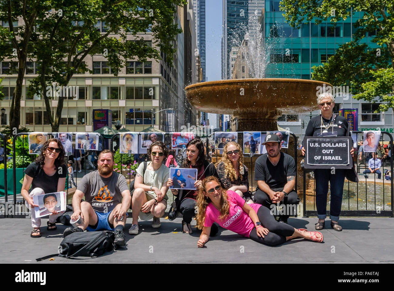 New York, Vereinigte Staaten. 20. Juli 2018. Als Reaktion auf einen Anruf von palästinensischen Zivilgesellschaft, eine kleine Gruppe von NYC-basierten Aktivisten zusammen am Bryant Park gekommen sind, am 20. Juli 2018 in der Solidarität mit den Palästinensern "Große März zurück in Gaza, präsentieren Fotos und Geschichten von jenen, die während der Proteste entlang der Gazastreifen grenzzaun von israelischen Sicherheitskräften getötet. Credit: Erik McGregor/Alamy leben Nachrichten Stockfoto