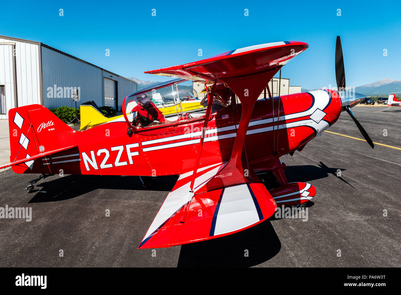 Pilot Inspektion Pitts Special S2C Doppeldecker; Salida Fly-in & Air Show; Salida, Colorado, USA Stockfoto