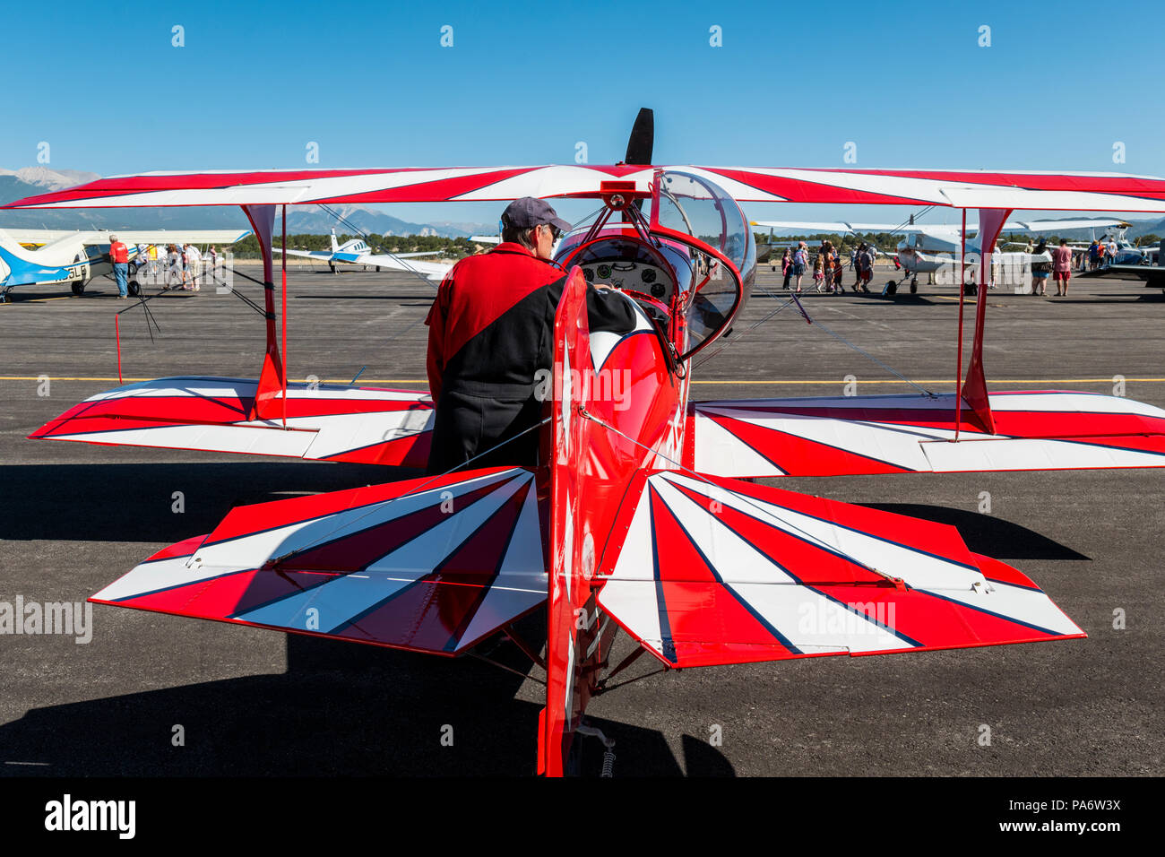 Pilot Inspektion Pitts Special S2C Doppeldecker; Salida Fly-in & Air Show; Salida, Colorado, USA Stockfoto
