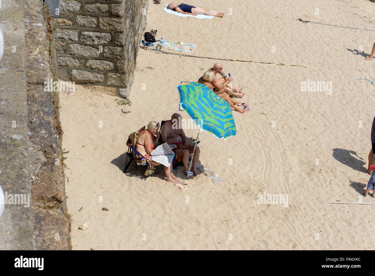 Badegäste in Fowey, Cornwall, Großbritannien Stockfoto