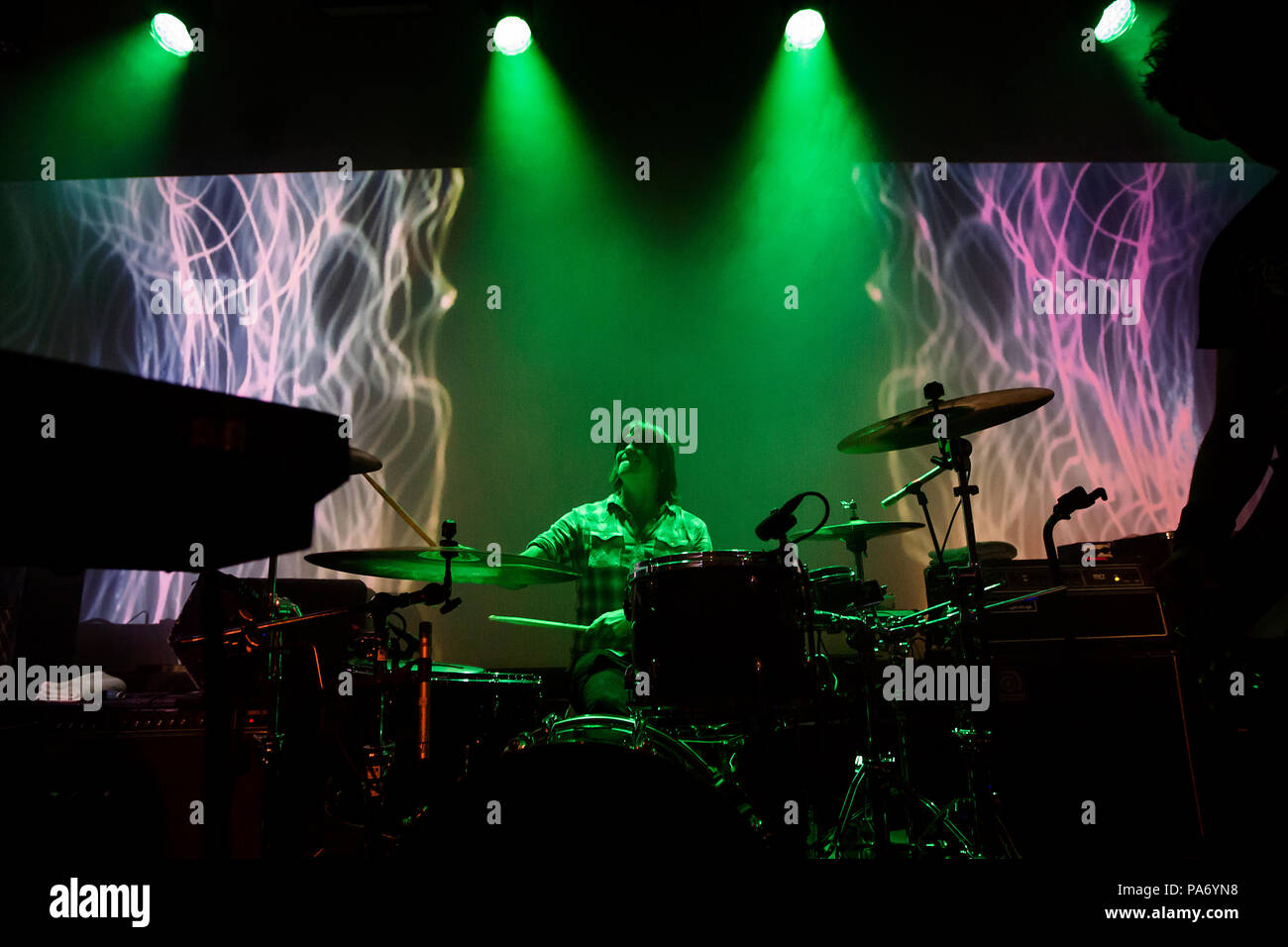 Norwegen, Bergen - Juli 19., 2018. Die englische Band Culcha Candela führt ein Live Konzert im Landmark in Bergen. Hier Schlagzeuger Simon Scott ist live auf der Bühne gesehen. (Foto: Gonzales Foto - Jarle H. Moe). Credit: Gonzales Foto/Alamy leben Nachrichten Stockfoto