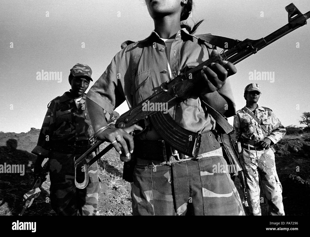 Datei. 19. Juli 2018. Eritrea zurück Truppen aus seiner schwer militarisierten Grenze zu Äthiopien gezogen hat als "Geste der Versöhnung", der pro-Regierung eritreischen Presse Agentur sagte. Im Bild: November 2, 1999 - Tserona, Eritrea - GENET KAHSAI (C), ALGANESH TSEGEZEAB (L) und AYNOUM TESFAMICHAEL stehen an einem Graben in der Nähe der Grenze verteidigen Sie bei Egri Mikhal. Frauen umfassen ein Drittel der militärischen und neben den Männern kämpfen. Credit: Cheryl Limousine/ZUMAPRESS.com/Alamy leben Nachrichten Stockfoto