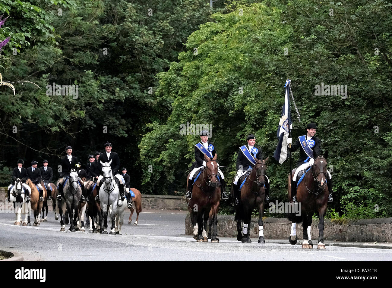 KELSO, Schottland - Juli 21: Kelso Civic Woche - yetholm Rideout; Sean Haken, Kelso Laddie mit seiner linken und rechten Männer, Ian Laddie Whellans (2016) und Craig Logan Laddie (2017) über 200 Pferde und Reiter zu Beginn der Yetholm Rideout während der KELSO Civic Woche, ein jährliches Festival, Teil der schottischen Grenze gemeinsame Reiten Saison folgte. Am 21. Juli 2018 in Kelso. Bild: Rob Grau/Alamy leben Nachrichten Stockfoto