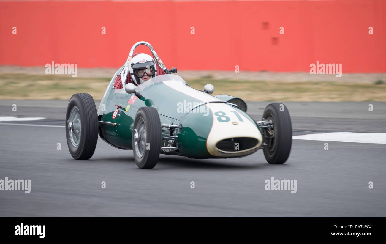 Silverstone, Großbritannien. Juli 2018 20. Erste Rennen des Tages bei der Silverstone Classic. Die historische Formel Junioren erstes Rennen mit einem riesigen 54 Auto grid Credit James Wadham/Alamy leben Nachrichten Stockfoto