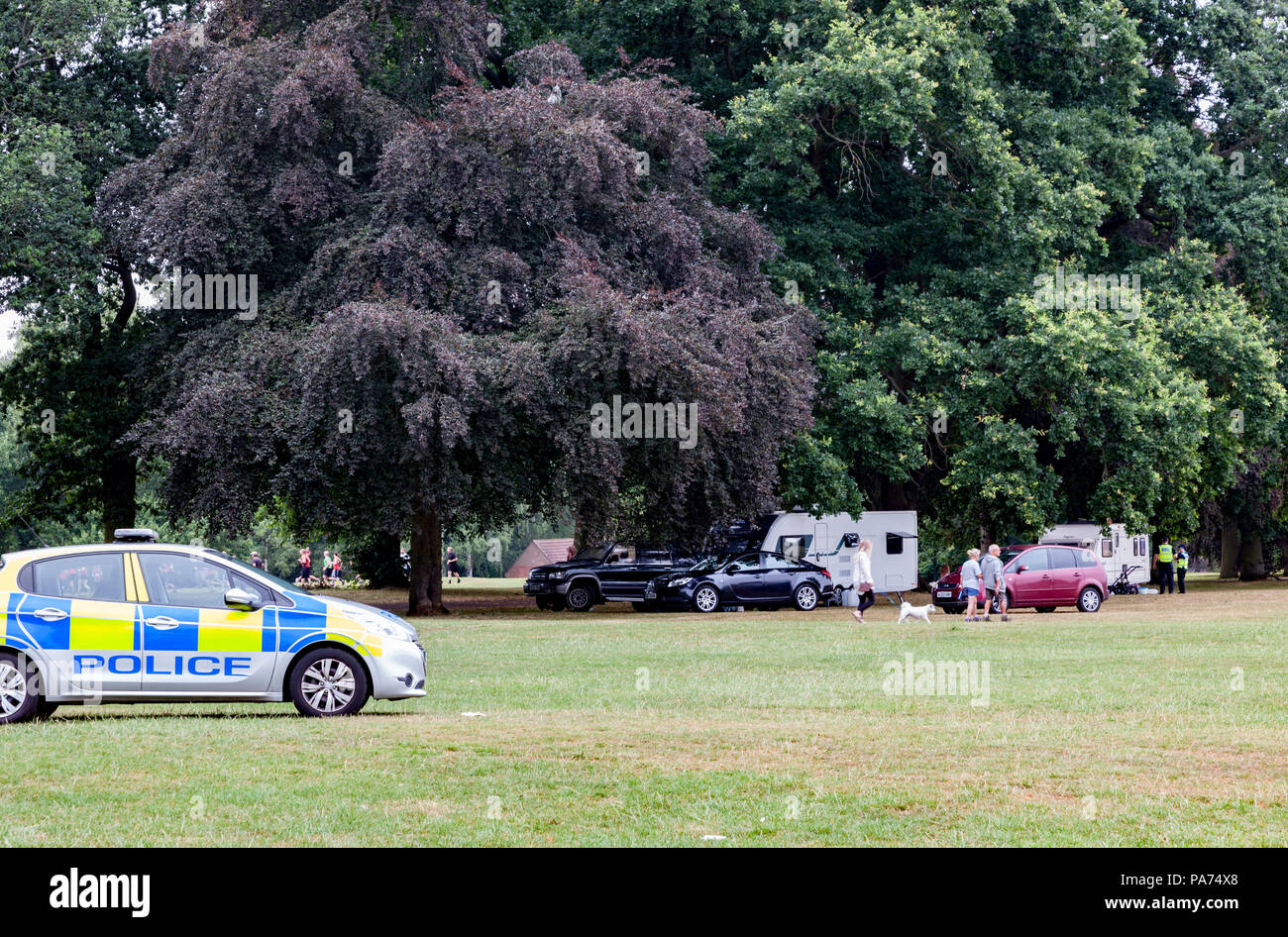Northampton. Abington Park. Vereinigtes Königreich 21. Mai 2018. Die Reisenden serviert Ausschluss Hinweise von der Polizei für 3 Monate sein und muss den Park von heute Mittag sein, oder sie wird entfernt, das Northampton Spaß Colour Rush zieht 3.000 Teilnehmer sollte auf den Park morgen gehalten werden, um die 22, hat aber zu einem anderen Park in der Stadt verlegt worden wie die Veranstalter wussten nicht, ob die Abington Park klar sein würde, ist das vierte Mal in vier Monaten die Reisenden von Abington Park entfernt werden. Credit: Keith J Smith./Alamy leben Nachrichten Stockfoto