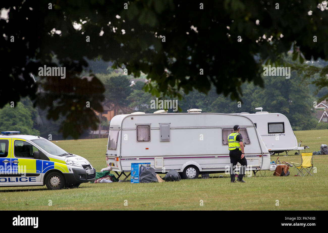 Northampton. Abington Park. Vereinigtes Königreich 21. Mai 2018. Die Reisenden serviert Ausschluss Hinweise von der Polizei für 3 Monate sein und muss den Park von heute Mittag sein, oder sie wird entfernt, das Northampton Spaß Colour Rush zieht 3.000 Teilnehmer sollte auf den Park morgen gehalten werden, um die 22, hat aber zu einem anderen Park in der Stadt verlegt worden wie die Veranstalter wussten nicht, ob die Abington Park klar sein würde, ist das vierte Mal in vier Monaten die Reisenden von Abington Park entfernt werden. Credit: Keith J Smith./Alamy leben Nachrichten Stockfoto