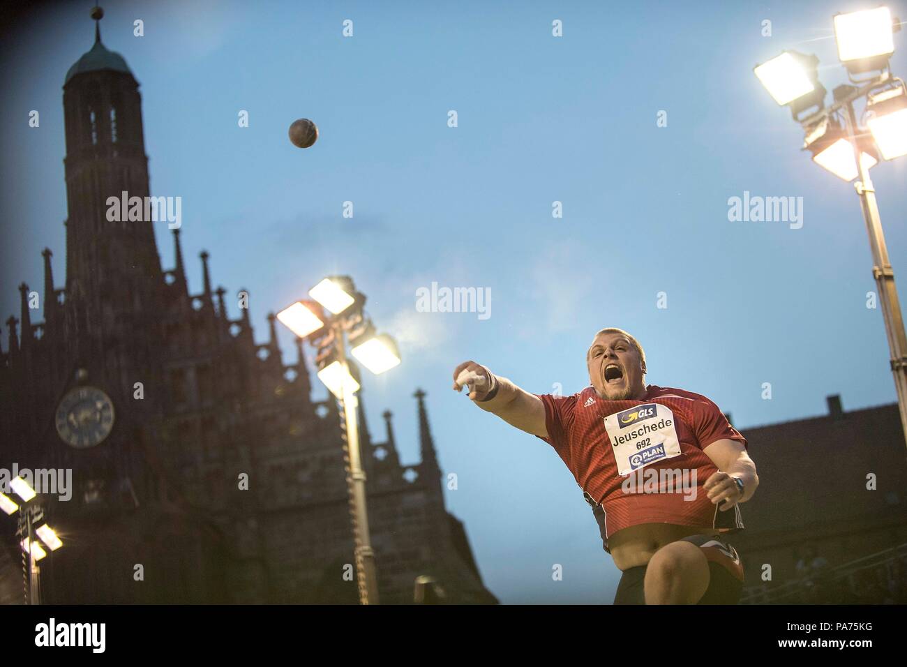 Jan Josef JEUSCHEDE, TSV Bayer 04 Leverkusen, Aktion, vor der Kirche', um die geliebten Frauen'. Kugelstoßen auf dem Nürnberger Hauptmarkt im Berlin 2018 - Arena, am 20.07.2018. Deutsche Leichtathletik Meisterschaften 2018, vom 20.07. - 22.07.2015 in Nürnberg/Deutschland. | Verwendung weltweit Stockfoto