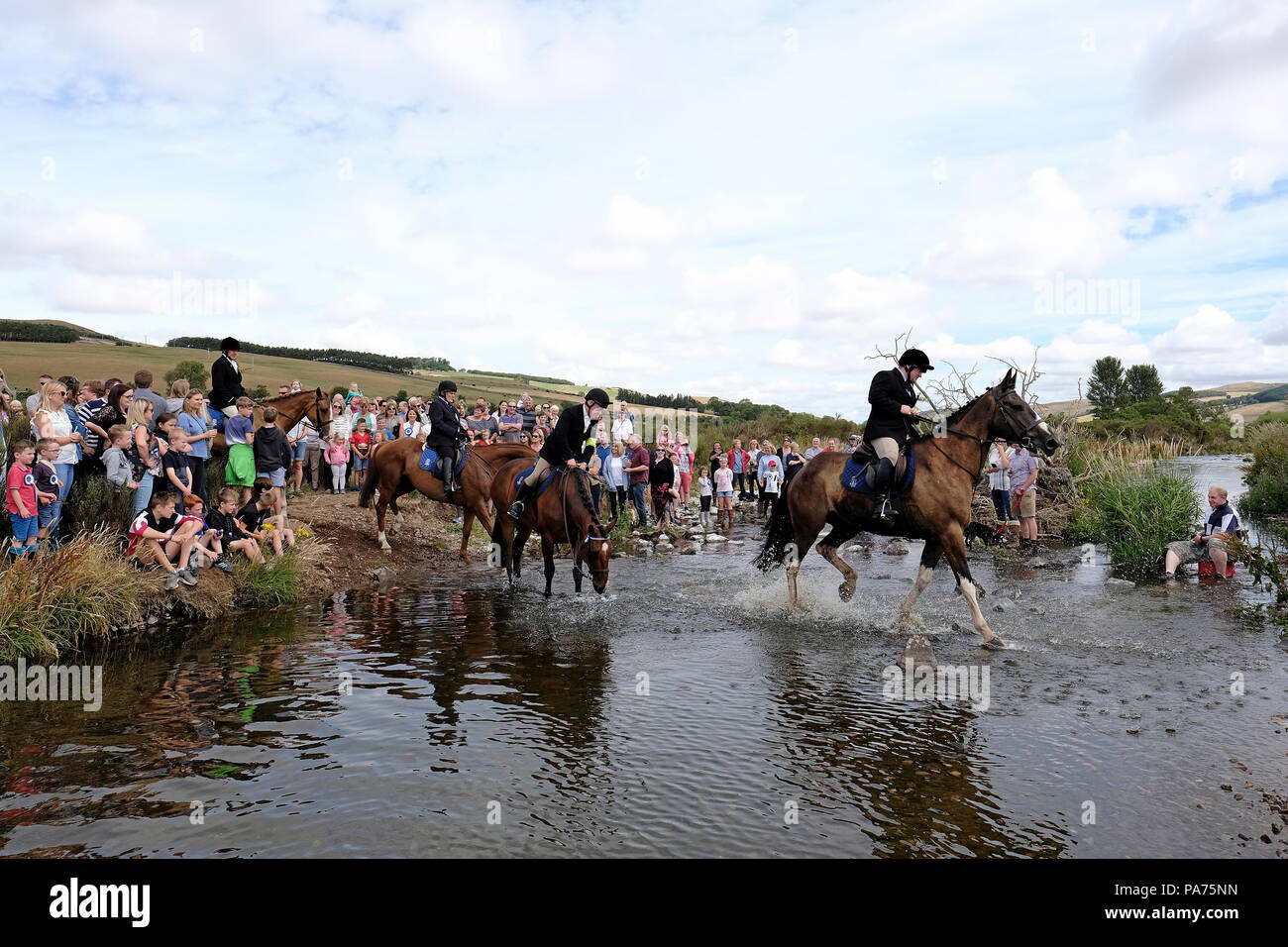 KELSO, Schottland - Juli 21: Kelso Civic Woche - yetholm Rideout, einige der über 200 Pferde und Reiter an der Bowmont Wasser, während der yetholm Rideout Teil von Kelso Civic Woche, ein jährliches Festival, während der schottischen Grenze gemeinsame Reiten Saison. Am 21. Juli 2018 in Kelso. (Foto von Rob Grau/Freiberufler): Rob Grau/Alamy leben Nachrichten Stockfoto