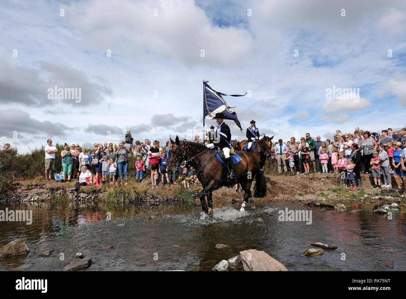 KELSO, Schottland - Juli 21: Kelso Civic Woche - yetholm Rideout Sean Haken, Kelso Laddie mit seiner linken und rechten Männer, Ian Laddie Whellans (2016) und Craig Laddie Logan (2017) über 200 Pferde und Reiter an der Bowmont Wasser gefolgt, während der yetholm Rideout Teil von Kelso Civic Woche, ein jährliches Festival, während der schottischen Grenze gemeinsame Reiten Saison. Am 21. Juli 2018 in Kelso. (Foto von Rob Grau/Freiberufler): Rob Grau/Alamy leben Nachrichten Stockfoto