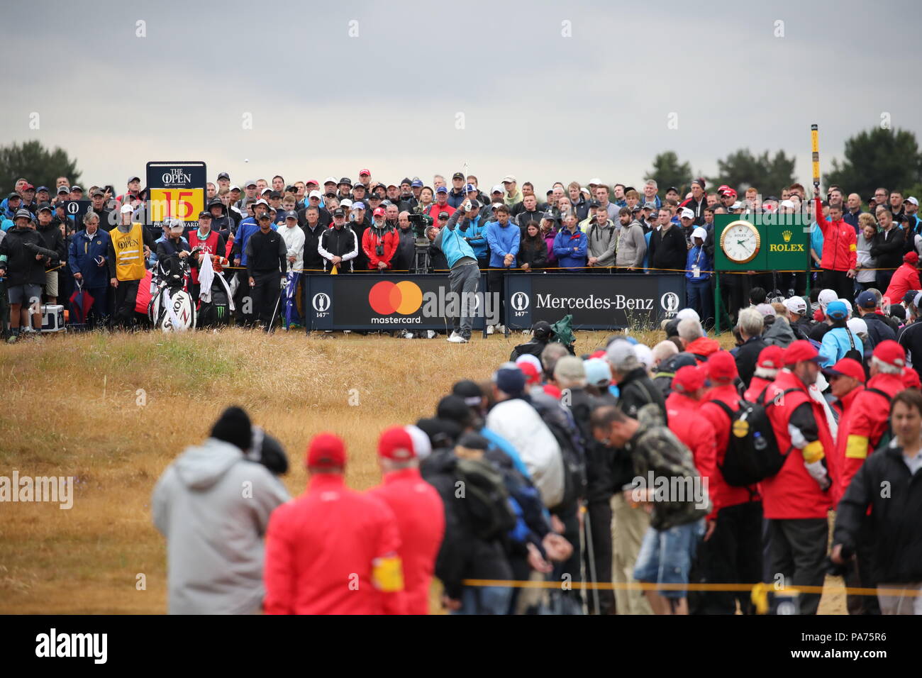 Japans Hideki Matsuyama T-Stücken aus dem 15 Loch in der zweiten Runde der 147 Open Golf Championship an der Carnoustie Golf Links in Carnoustie, Angus, Schottland, am 20. Juli 2018. Credit: Koji Aoki/LBA SPORT/Alamy leben Nachrichten Stockfoto