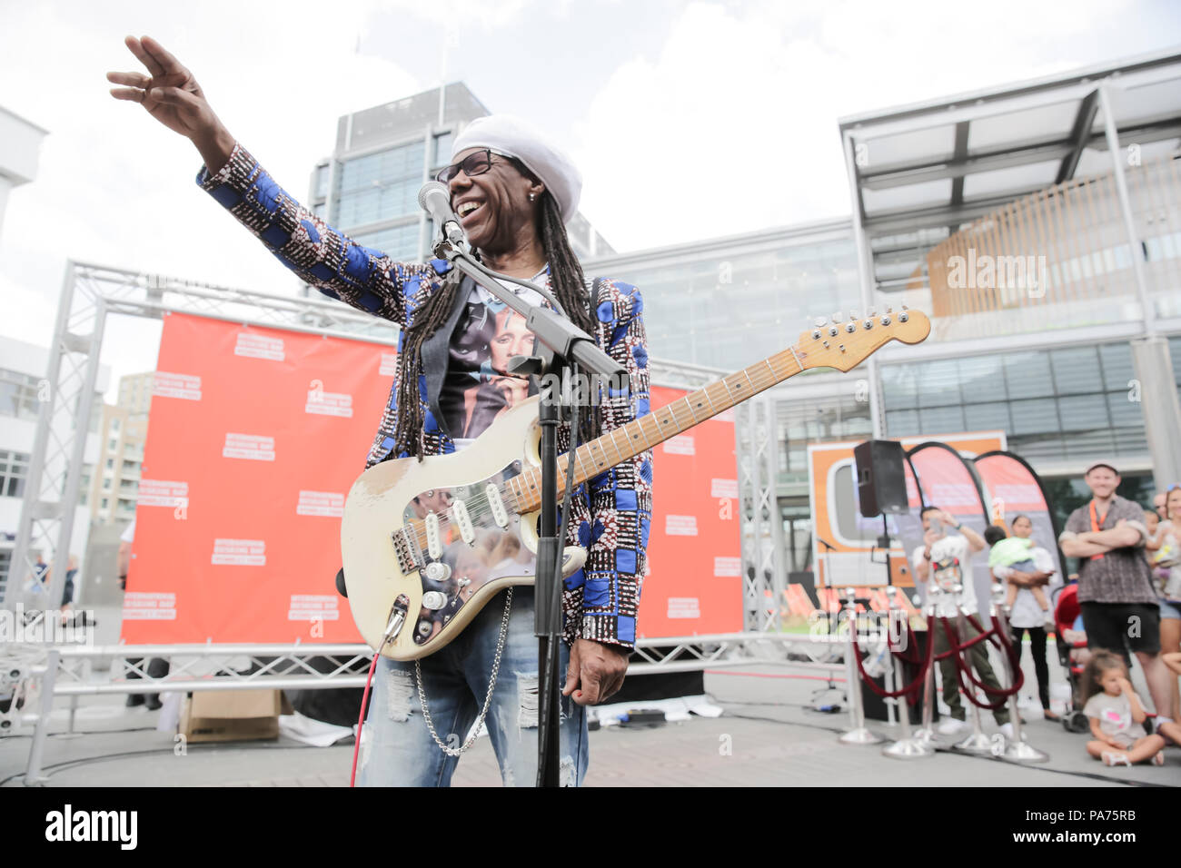 Wembley Park, UK. Juli 2018 21. Grammy Award Gewinner und Musik Legende Nile Rodgers eröffnet internationale Straßenmusik Tag 2018, Wembley Park, UK Credit: Amanda Rose/Alamy leben Nachrichten Stockfoto