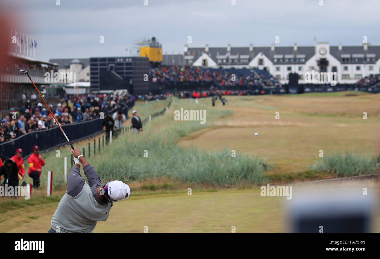 Japans Hideki Matsuyama T-Stücken aus dem 18 Loch in der zweiten Runde der 147 Open Golf Championship an der Carnoustie Golf Links in Carnoustie, Angus, Schottland, am 20. Juli 2018. Credit: Koji Aoki/LBA SPORT/Alamy leben Nachrichten Stockfoto