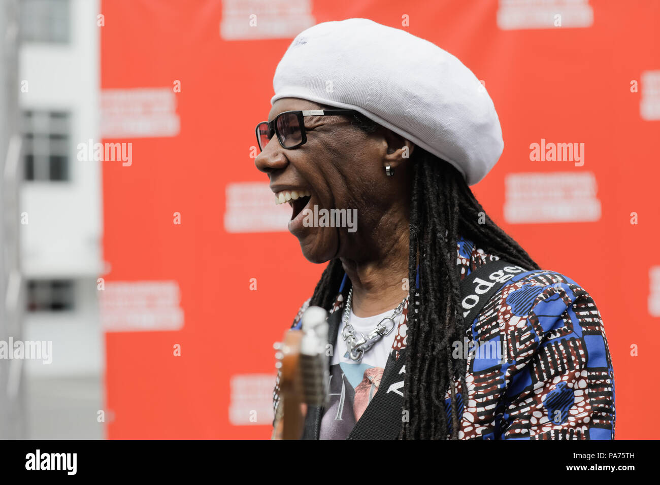 Wembley Park, UK. Juli 2018 21. Grammy Award Gewinner und Musik Legende Nile Rodgers eröffnet internationale Straßenmusik Tag 2018, Wembley Park, UK Credit: Amanda Rose/Alamy leben Nachrichten Stockfoto