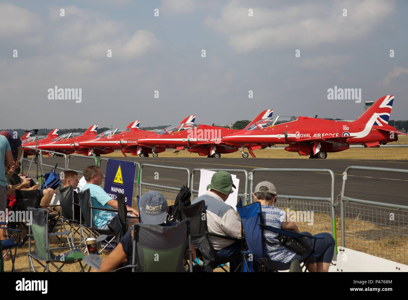 Farnborough, Großbritannien, 21. Juli 2018, rote Pfeile aufgereiht auf der Landebahn von Farnborough International Airshow 2018, die einen reibungslosen Start, wie es seine Türen für die Öffentlichkeit an diesem Wochenende öffnet sich. Riesige Menschenmengen teilnehmen, da verschiedene Ebenen, alte und neue Nehmen zu den Himmeln einschließlich der beliebten roten Pfeile und die Schlacht um England Memorial Flight. Credit: Keith Larby/Alamy leben Nachrichten Stockfoto