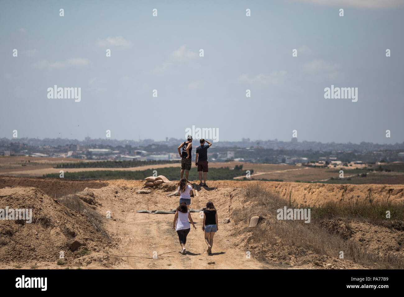 Nahal Oz, im Süden Israels, 21. Juli 2018. Israelis blicken auf den Gazastreifen von einem Aussichtspunkt in der Nähe der Grenze in Israeli-Gaza Nebi Meri, im Süden Israels, 21. Juli 2018. Die Hamas einen Waffenstillstand mit Israel im Gazastreifen erklärt hat, sagte ein Sprecher der Hamas Anfang Samstag, nach einem Tag der Gewalt, sah ein israelischer Soldat und vier Palästinenser getötet. Foto: Ilia Yefimovich/dpa Quelle: dpa Picture alliance/Alamy leben Nachrichten Stockfoto