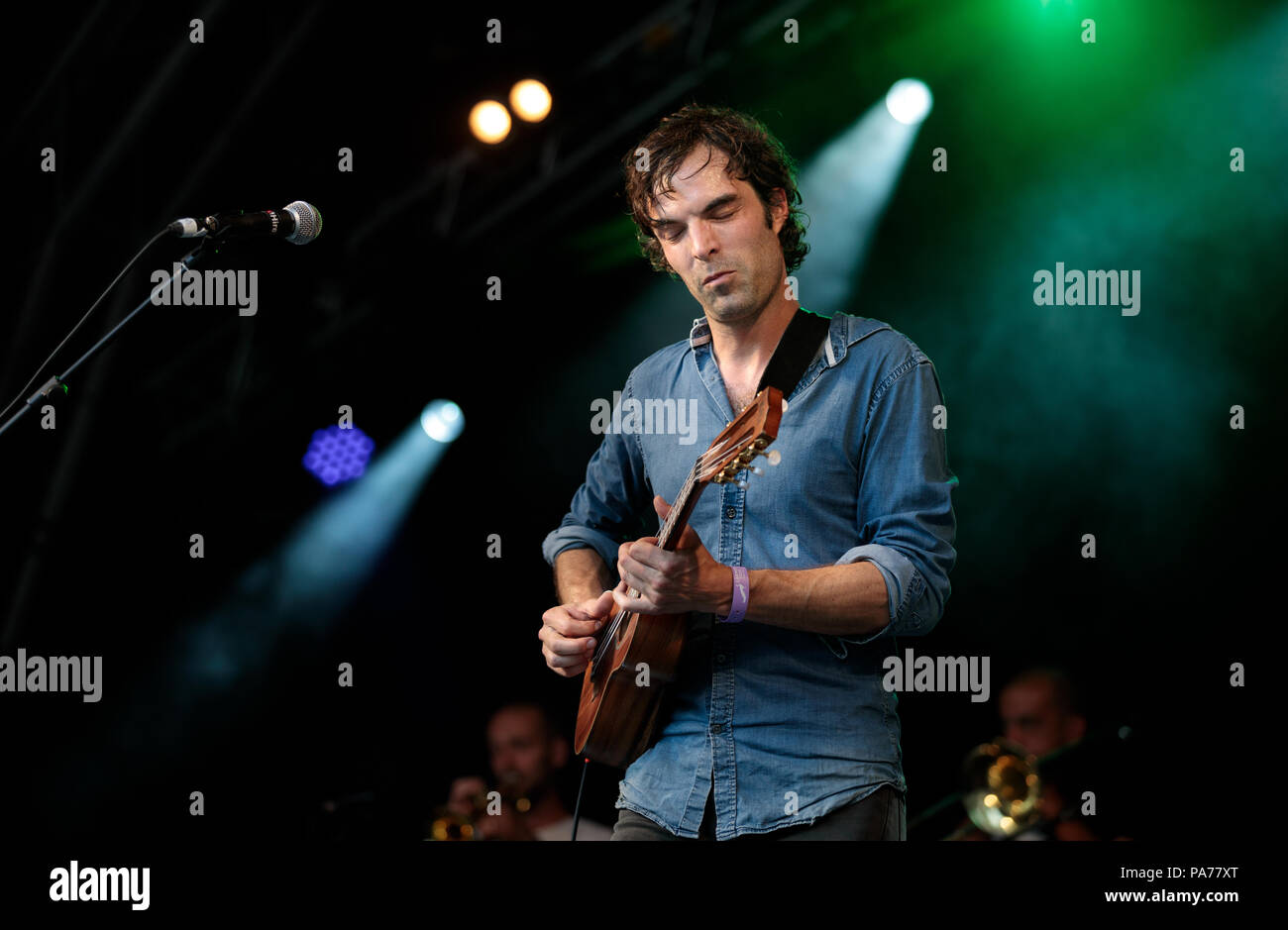 Salisbury, Großbritannien. Juli 2018 19. Die barr Brüder spielen an der larmer Tree Festival 2018 brad Barr an Gesang und Gitarre Credit Leitung: Paul Bevan/Alamy leben Nachrichten Stockfoto