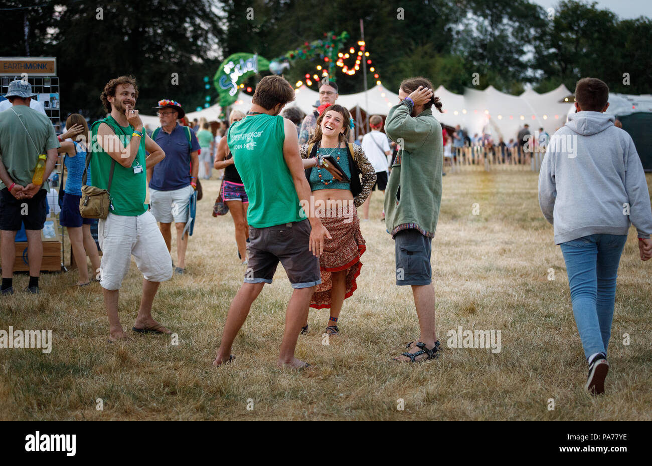 Salisbury, Großbritannien. Juli 2018 19. Die larmer Tree Festival Menschen eine großartige Zeit Quelle: Paul Bevan/Alamy leben Nachrichten Stockfoto